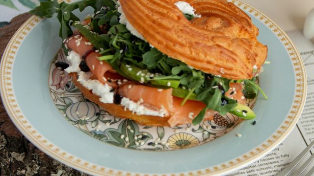 Beigelis ar svaigo sieru un kūpinātu lasi attēls