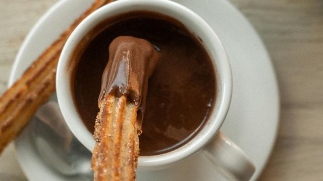 Churros ar karsto šokolādi attēls