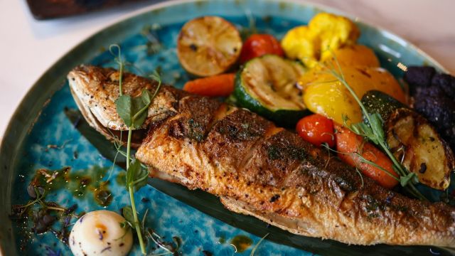 Krāsnī cepta arktiskā palija ar krāsainiem dārzeņiem attēls