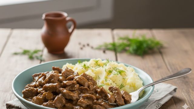 Liellopa stroganovs ar kartupeļu biezeni attēls