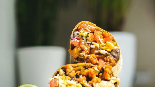 Sildošs saldo kartupeļu un melno pupiņu burito attēls