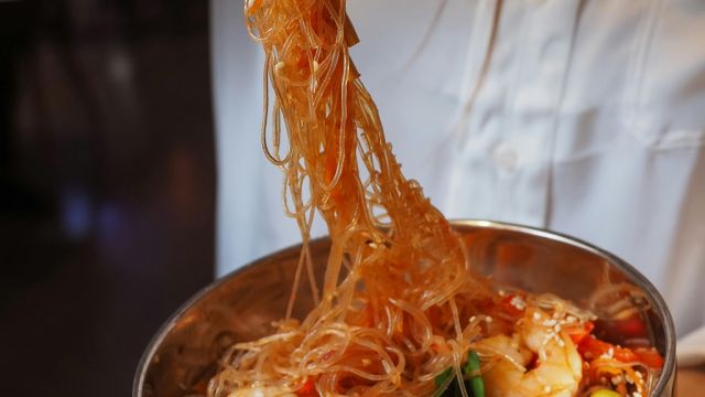 Wok ar stikla nūdelēm un garnelēm attēls